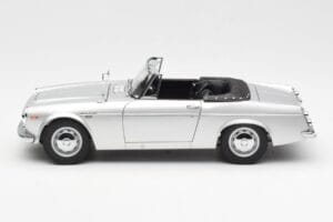 Datsun Fairlady 2000 SR311 Roadster Argent AUTOart 1:18 77432 Métal Moulé — image 4 sur 8