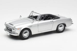 Datsun Fairlady 2000 SR311 Roadster Argent AUTOart 1:18 77432 Métal Moulé