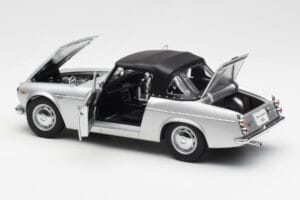Datsun Fairlady 2000 SR311 Roadster Argent AUTOart 1:18 77432 Métal Moulé — image 5 sur 8