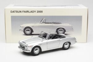 Datsun Fairlady 2000 SR311 Roadster Argent AUTOart 1:18 77432 Métal Moulé — image 8 sur 8