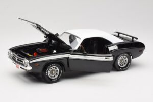 Dodge Challenger R/T Noir & Blanc ERTL 1:18 36549 Métal Moulé — image 2 sur 8