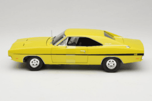 Dodge Charger R/T Jaune Dirty Mary Crazy Larry Auto World 1:18 AWSS101/06 Métal Moulé — image 4 sur 8