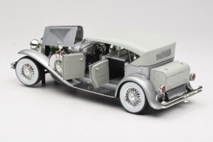 Duesenberg SJ Argent GreenLight 1:18 13525 Métal Moulé — image 5 sur 8