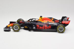 Aston Martin Red Bull Racing RB16 #33 M. Verstappen Abu Dhabi GP Winner 2020 Minichamps 1:18 110201733 Métal Moulé — image 3 sur 7