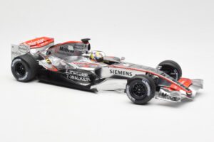 McLaren Mercedes MP4-21 #4 J.P. Montoya F1 2006 Minichamps 1:18 530061804 Métal Moulé — image 4 sur 6
