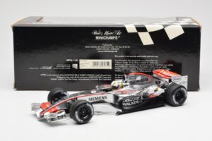 McLaren Mercedes MP4-21 #4 J.P. Montoya F1 2006 Minichamps 1:18 530061804 Métal Moulé — image 6 sur 6