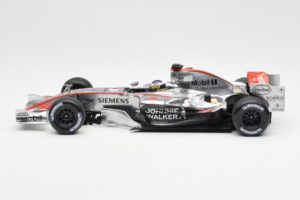 McLaren Mercedes MP4-21 P. de la Rosa F1 Showcar 2006 Minichamps 1:18 B66962346 Métal Moulé — image 3 sur 6