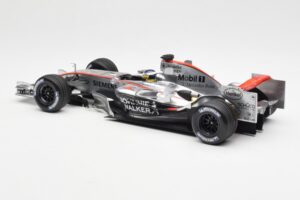 McLaren Mercedes MP4-21 P. de la Rosa F1 Showcar 2006 Minichamps 1:18 B66962346 Métal Moulé — image 5 sur 6