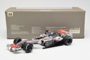 McLaren Mercedes MP4-21 P. de la Rosa F1 Showcar 2006 Minichamps 1:18 B66962346 Métal Moulé — image 6 sur 6