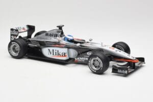 McLaren MP4-16 #4 M. Häkkinen F1 2001 Hot Wheels 1:18 50198 Métal Moulé — image 4 sur 6