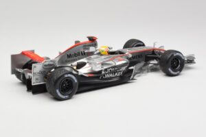 McLaren MP4-25 Mercedes #2 L. Hamilton Showcar 2010 Minichamps 1:18 110100006-R1 Métal Moulé — image 2 sur 6