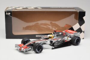 McLaren MP4-25 Mercedes #2 L. Hamilton Showcar 2010 Minichamps 1:18 110100006-R1 Métal Moulé — image 6 sur 6