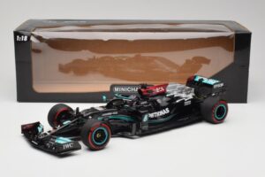 Mercedes AMG W12 Petronas #44 L. Hamilton Spanish GP 100th Pole 2021 Minichamps 1:18 110210444 Résine — image 7 sur 7
