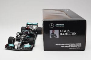 Mercedes AMG W12 #44 L. Hamilton Bahrain GP 2021 Minichamps 1:18 110210144 Métal Moulé — image 7 sur 7