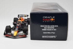 Oracle Red Bull Racing RB18 #1 M. Verstappen Winner Italian GP 2022 Minichamps 1:18 110221601 Métal Moulé — image 6 sur 7