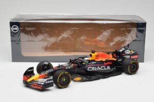 Oracle Red Bull Racing RB18 #1 M. Verstappen Winner Italian GP 2022 Minichamps 1:18 110221601 Métal Moulé — image 7 sur 7