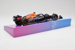 Red Bull Racing RB18 #1 M. Verstappen Winner Miami GP 2022 Minichamps 1:18 113220501 Métal Moulé — image 3 sur 7