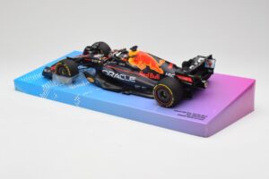 Red Bull Racing RB18 #1 M. Verstappen Winner Miami GP 2022 Minichamps 1:18 113220501 Métal Moulé — image 5 sur 7