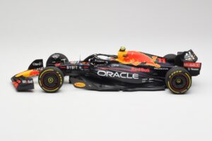 Oracle Red Bull Racing RB18 #11 S. Perez Abu Dhabi GP 2022 Minichamps 1:18 110222211 Métal Moulé — image 3 sur 7