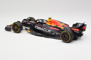 Oracle Red Bull Racing RB18 #11 S. Perez Abu Dhabi GP 2022 Minichamps 1:18 110222211 Métal Moulé — image 5 sur 7