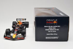 Oracle Red Bull Racing RB18 #11 S. Perez Monaco GP Winner Rain Tyre Version 2022 Minichamps 1:18 110222711 Métal Moulé — image 6 sur 7