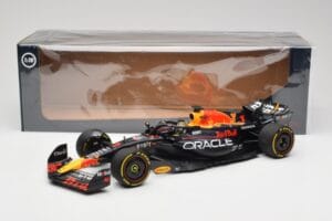 Oracle Red Bull Racing RB19 #1 M. Verstappen Winner Abu Dhabi GP 2023 Minichamps 1:18 110232301 Métal Moulé — image 7 sur 7