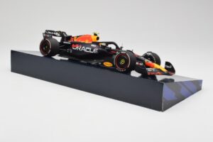 Red Bull Racing RB19 #11 S. Perez Winner Saudi Arabian GP 2023 Minichamps 1:18 113230111 Métal Moulé — image 4 sur 6