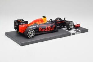 Red Bull RB12 #33 M. Verstappen Spain GP Winner 2016 Minichamps 1:18 117160333 Métal Moulé — image 3 sur 7