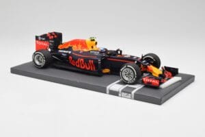 Red Bull RB12 #33 M. Verstappen Spain GP Winner 2016 Minichamps 1:18 117160333 Métal Moulé — image 4 sur 7