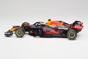 Red Bull RB16B #33 M. Verstappen Emilia Romagna GP Winner Mid Race Tyres 2021 Minichamps 1:18 110210133 Métal Moulé — image 3 sur 7
