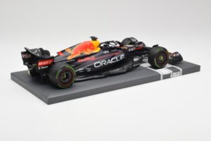 Red Bull RB18 #1 M. Verstappen Japan GP Winner No Figure 2022 Minichamps 1:18 113221801B Métal Moulé — image 3 sur 7