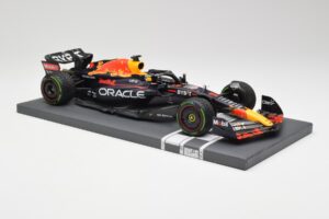 Red Bull RB18 #1 M. Verstappen Japan GP Winner No Figure & Pitboard 2022 Minichamps 1:18 113221801FB Métal Moulé — image 4 sur 7