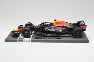 Red Bull RB18 #1 M. Verstappen Japan GP Winner No Figure & Pitboard 2022 Minichamps 1:18 113221801FB Métal Moulé