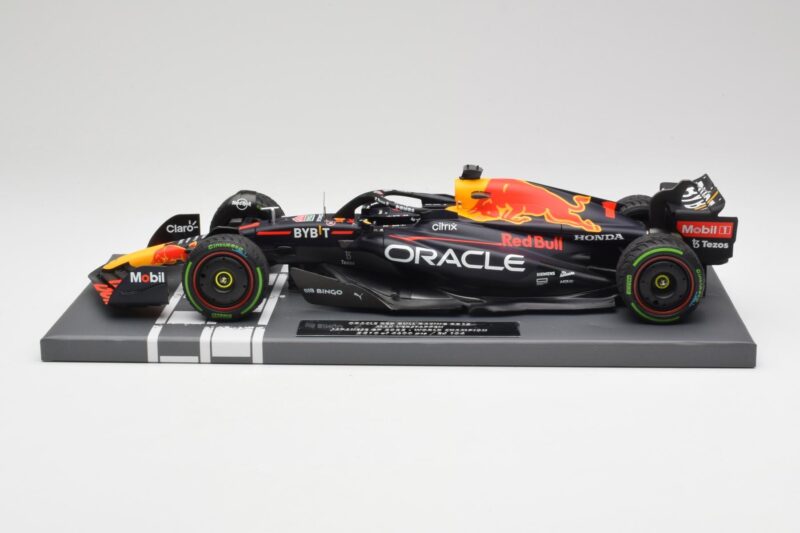 Red Bull RB18 #1 M. Verstappen Japan GP Winner No Figure & Pitboard 2022 Minichamps 1:18 113221801FB Métal Moulé