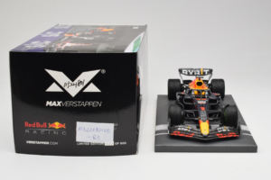 Red Bull Racing RB18 #1 M. Verstappen Japan GP Winner 2022 Minichamps 1:18 113221801FB-R1 Métal Moulé — image 6 sur 8