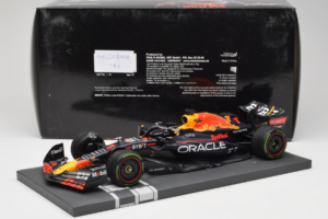 Red Bull Racing RB18 #1 M. Verstappen Japan GP Winner 2022 Minichamps 1:18 113221801FB-R1 Métal Moulé — image 7 sur 8