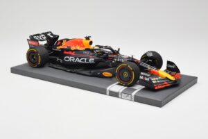 Red Bull RB18 Oracle #1 M. Verstappen Abu Dhabi GP 2022 Winner Minichamps 1:18 113222201 Résine — image 4 sur 7