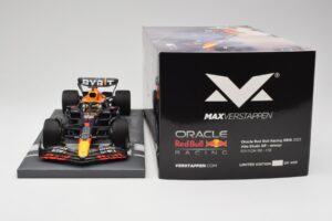 Red Bull RB18 Oracle #1 M. Verstappen Abu Dhabi GP 2022 Winner Minichamps 1:18 113222201 Résine — image 6 sur 7