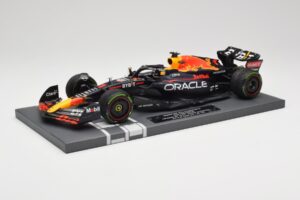 Red Bull RB18 Oracle #1 M. Verstappen Japanese GP 2022 World Champion Minichamps 1:18 113221801 Résine — image 2 sur 7