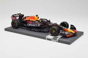 Red Bull RB18 Oracle #1 M. Verstappen Japanese GP 2022 World Champion Minichamps 1:18 113221801 Résine — image 4 sur 7