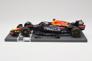 Red Bull RB18 Oracle #1 M. Verstappen Japanese GP 2022 World Champion Minichamps 1:18 113221801 Résine