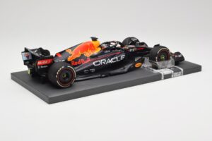Red Bull RB18 #1 M. Verstappen Miami GP 2022 Winner Minichamps 1:18 113220301 Résine — image 3 sur 7