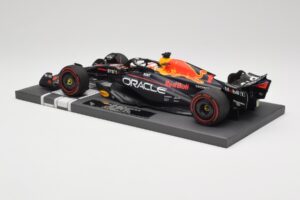 Red Bull RB19 Oracle #1 M. Verstappen Australian GP 2023 Winner Minichamps 1:18 113230301 Résine — image 5 sur 7