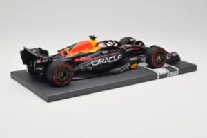 Red Bull RB19 Oracle #1 M. Verstappen British GP 2023 Winner Minichamps 1:18 113231101 Résine — image 3 sur 7