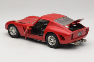 Ferrari 250 GTO Rouge Bburago 1:18 B003 Métal Moulé — image 5 sur 8