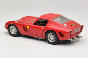 Ferrari 250 GTO Rouge Bburago 1:18 B003 Métal Moulé — image 7 sur 8
