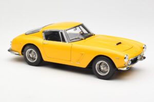 Ferrari 250 GT SWB Jaune CMC 1:18 M-054 Métal Moulé — image 4 sur 6