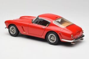 Ferrari 250 GT SWB Rouge CMC 1:18 M-046 Métal Moulé — image 5 sur 6