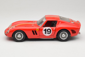 Ferrari 250 GTO #19 Rouge Rayures 1962 Bburago 1:18 3011-P3 Métal Moulé — image 4 sur 8