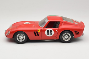 Ferrari 250 GTO #96 Rouge Drapeau Italien 1962 Bburago 1:18 3011-P2 Métal Moulé — image 4 sur 8